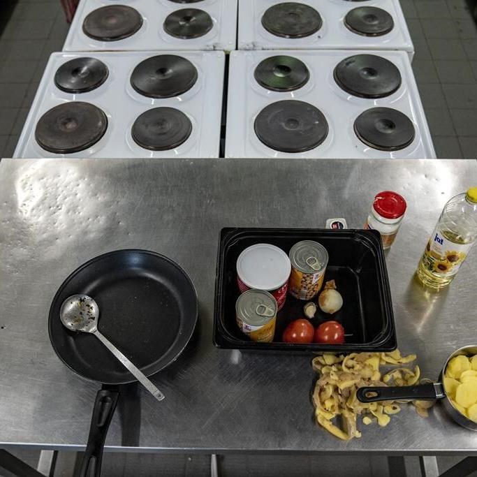 Germany limits cash benefit payments for asylum-seekers. Critics say it's designed to curb migration